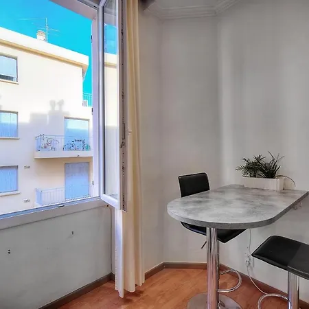 Upstays Forville Market 22m2 * Cannes